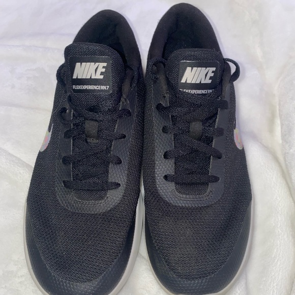 Woman’s 9.5 nike shoes - Picture 3 of 4